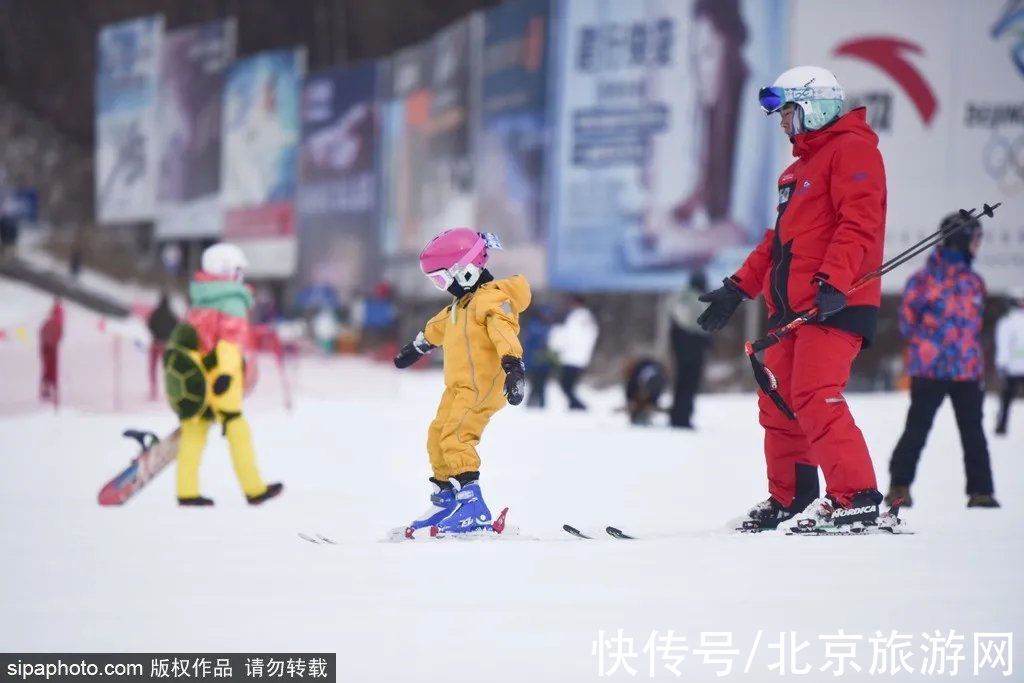 雪场|北京雪场陆续开门迎客，有些班车接送，还能免费教滑雪！