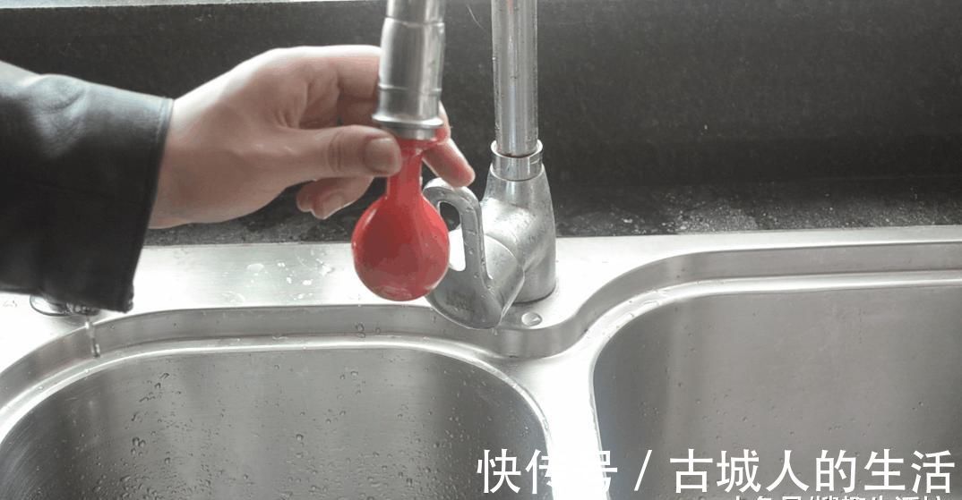 洁厕液|把气球放在马桶里面, 能解决家家户户都困扰的难题, 简直太实用了