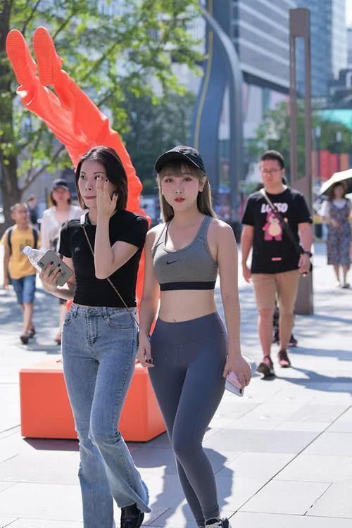 身段 时尚简约的瑜伽裤，打造出十足的休闲风，少妇穿上尽显性感身段