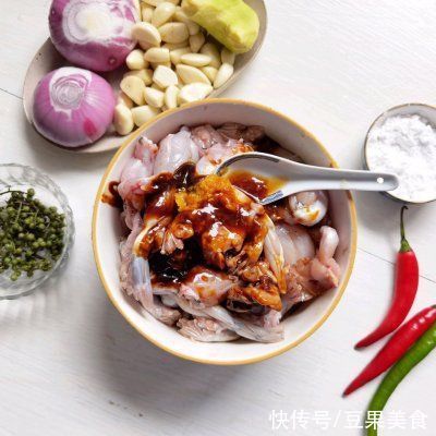 北鼎|#舌尖上的端午#啫啫藤椒牛蛙煲你这么做，保证最正宗