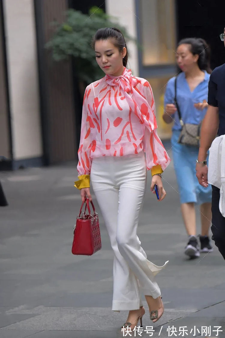 喇叭裤 花泡泡袖上衣搭配白色喇叭裤,散发时尚与优雅,释放青春与朝气