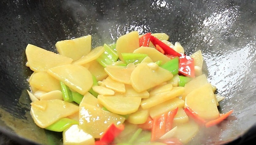 饭店的红烧土豆片为啥清脆好吃,原来多做一步,大厨教你做