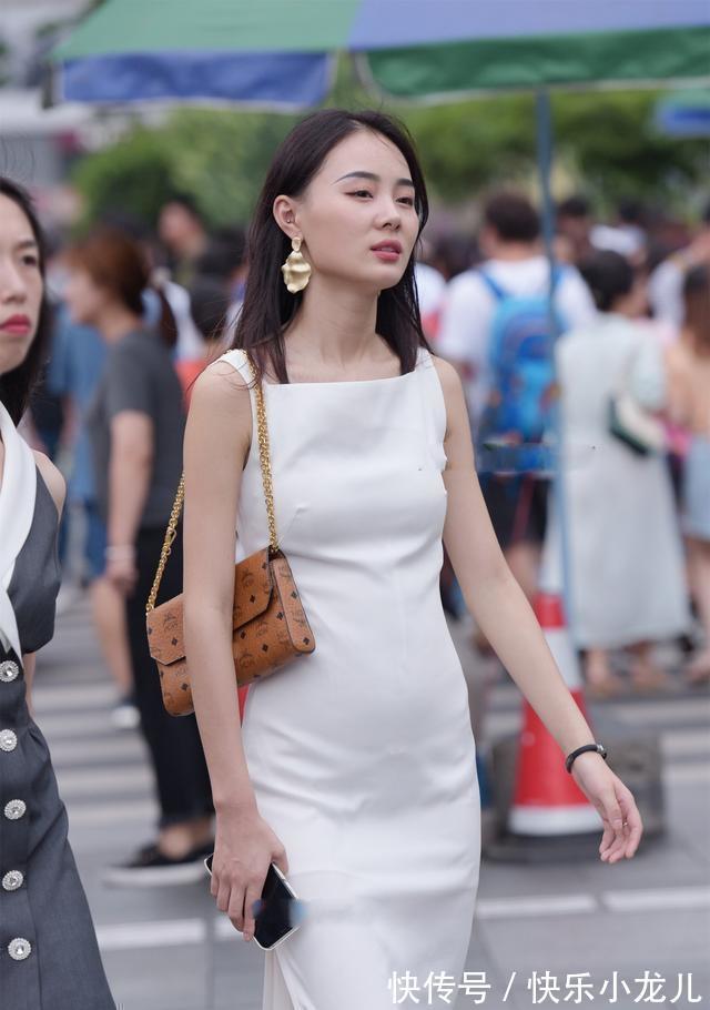 工装风 贴身提臀的连衣裙，擅长打造优雅靓丽风，简约休闲