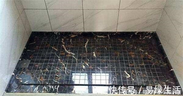 卫生间|卫生间地面不要再贴瓷砖了，头次见有人铺这种代替，实在聪明极了！