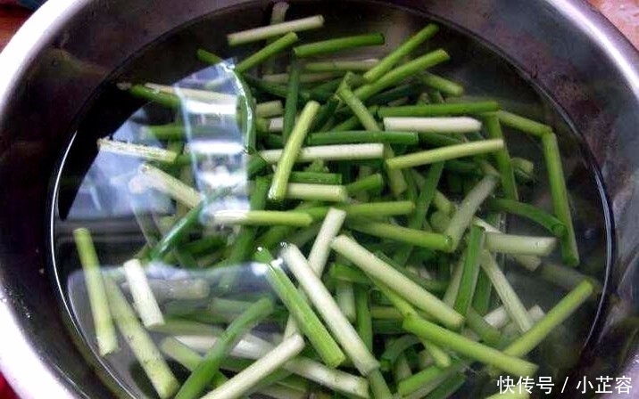 爆炒|炒蒜苔时,焯水还是直接爆炒?刚开就做错,难怪蒜苔生硬不入味