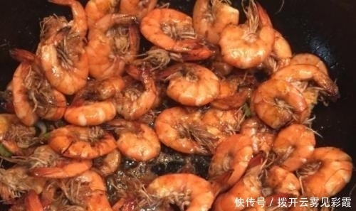 红烧大虾不会做?不用愁,只要加一碗“汁”,孩子馋的舔指头!