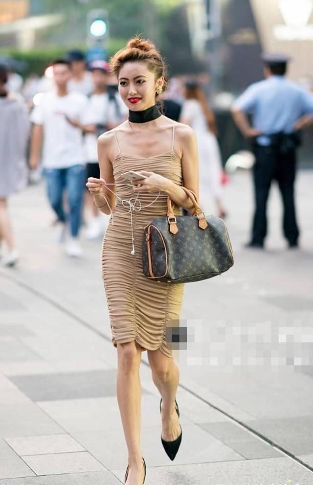 路人街拍，小姐姐选择粉色v领毛衣搭配浅灰色百褶裙，可爱又性感