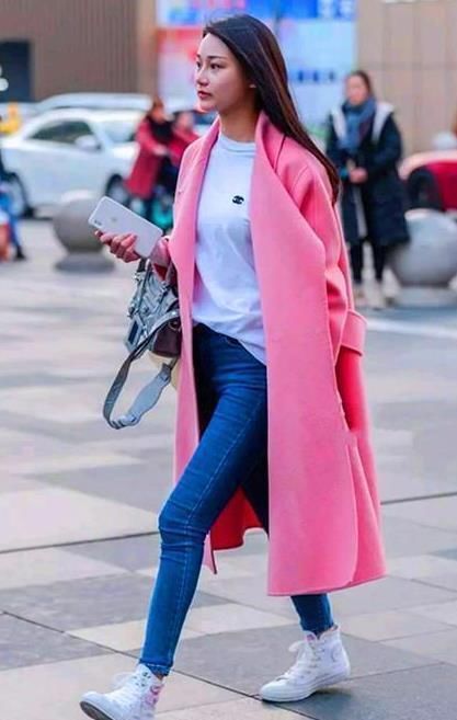 小姐姐|街拍天生丽质的小姐姐,一条一字肩连衣裙,时尚魅力风采