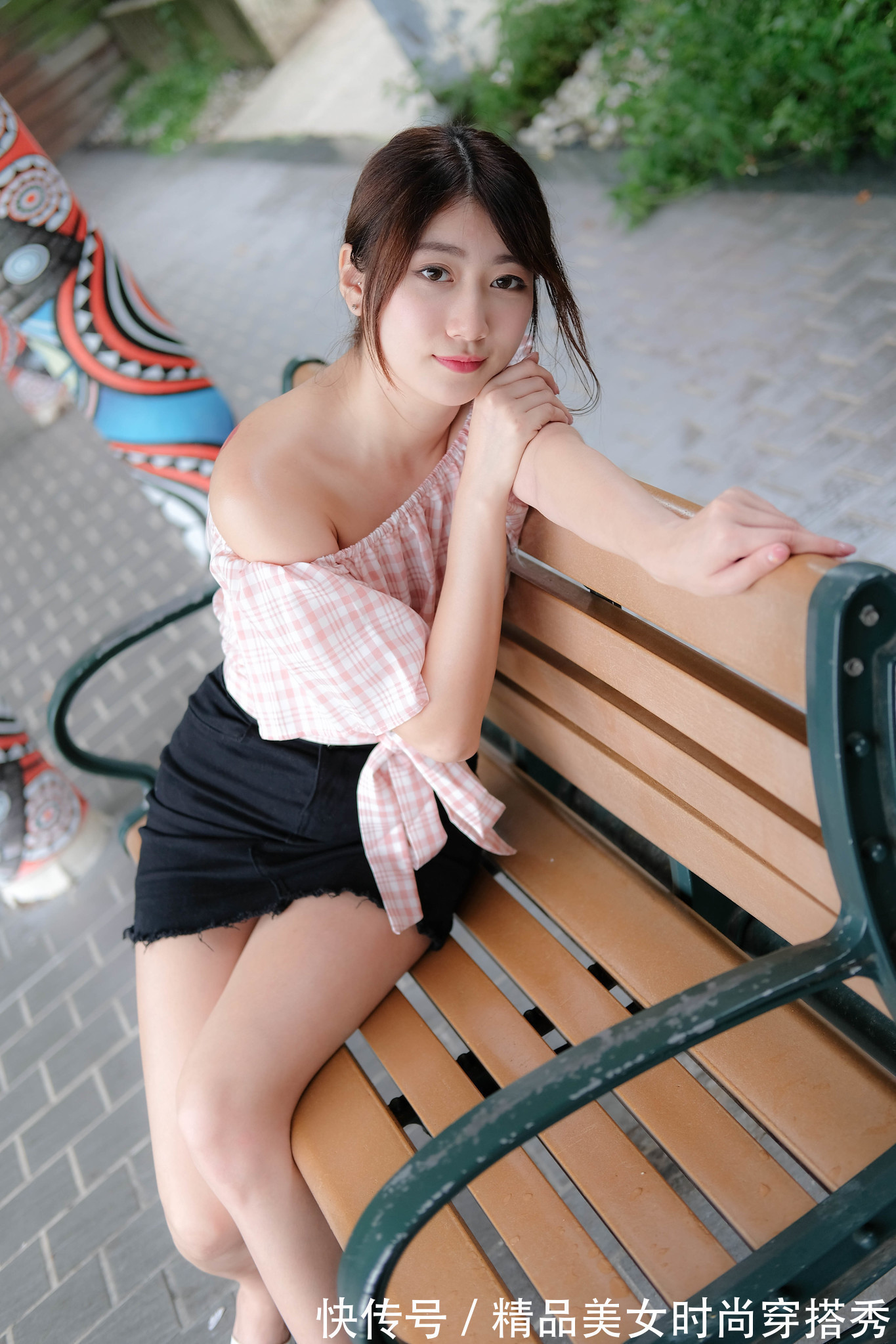 一字 粉白格子上衣,温柔甜美,一字肩的款式,性感迷人