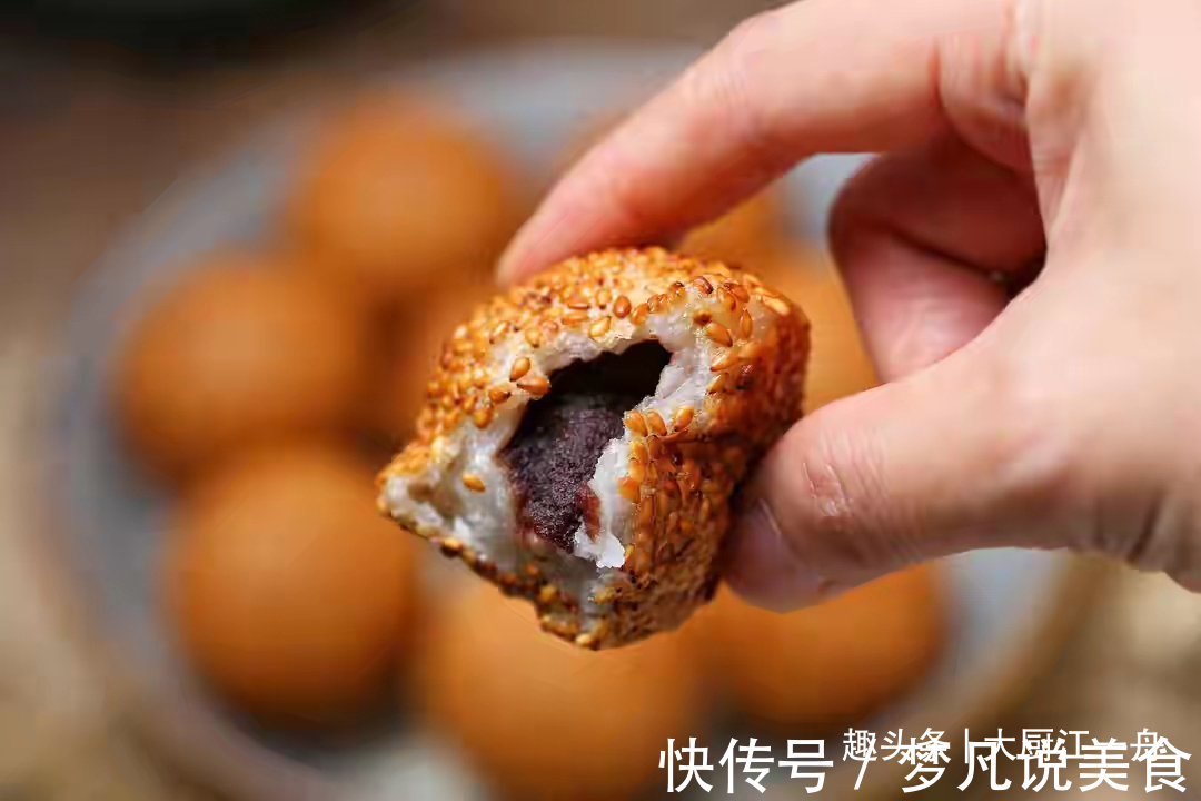 想吃麻团别去买,面点师教你在家做,个个酥脆圆鼓鼓,看得流口水