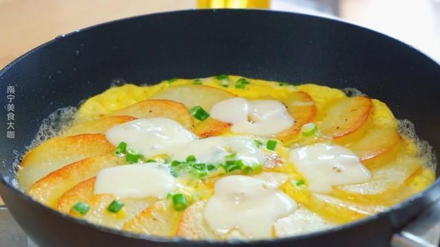 鸡蛋|土豆里打1个鸡蛋，居然这么好吃，我家一周吃5次都不腻，太香了