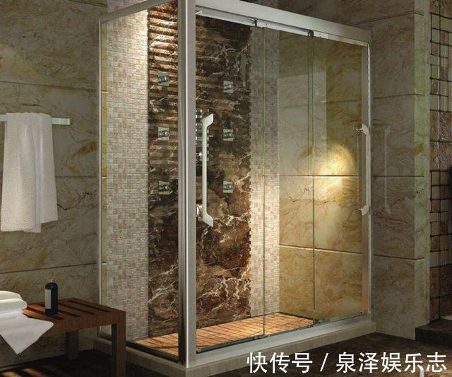 打滑|淋浴房排水怎么设计现在更流行拉槽式，排水快不打滑，美观实用