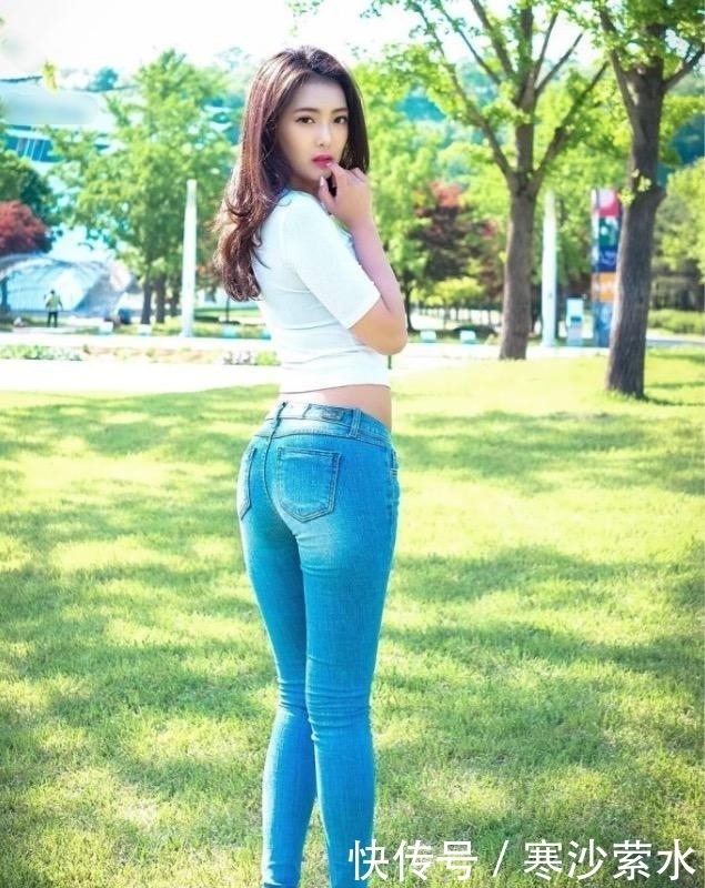 牛仔裤美女，穿着黑色镂空衣服，醉心在自己的气质上！