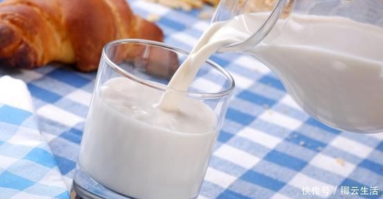 老年人|年纪越大,膝盖老化越严重,与其吃大把钙片,不如多吃3种食物