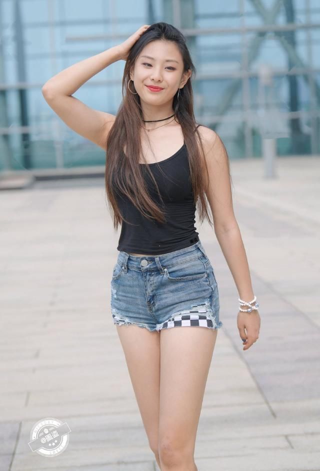  小姐姐|街拍小姐姐的露背装百搭又清凉，搭配牛仔热裤哪都是马尔代夫