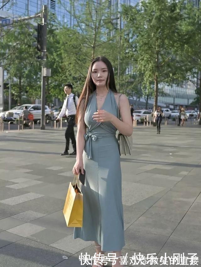 时髦美丽的连衣裙穿搭尽显青春姿态，穿出时尚风采，精致生动