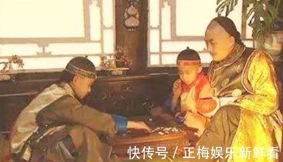 胤禛$康熙第一次见到孙子乾隆,为什么惊得放下了酒杯,他发现了什么