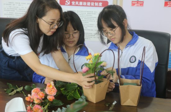 中小学|彭州市中小学劳动教育工作推进会在红岩学校开展