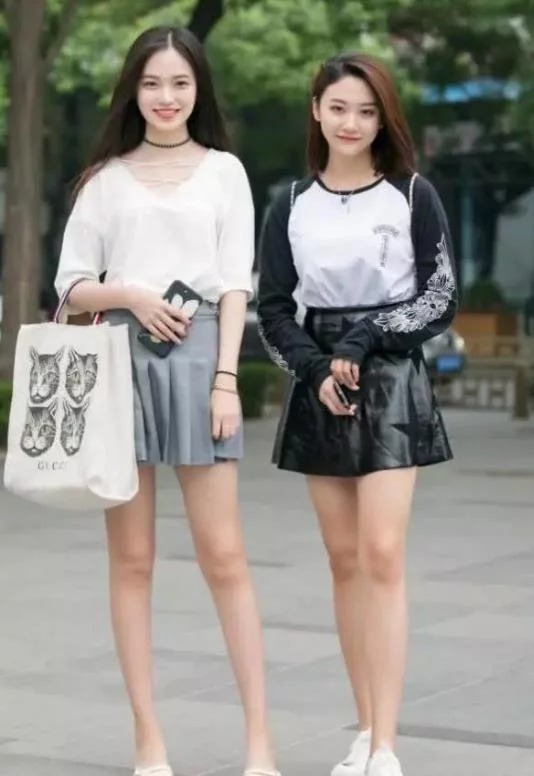 卡其色|长发披肩的小美女,白色短袖配卡其色半身裙,时尚气质