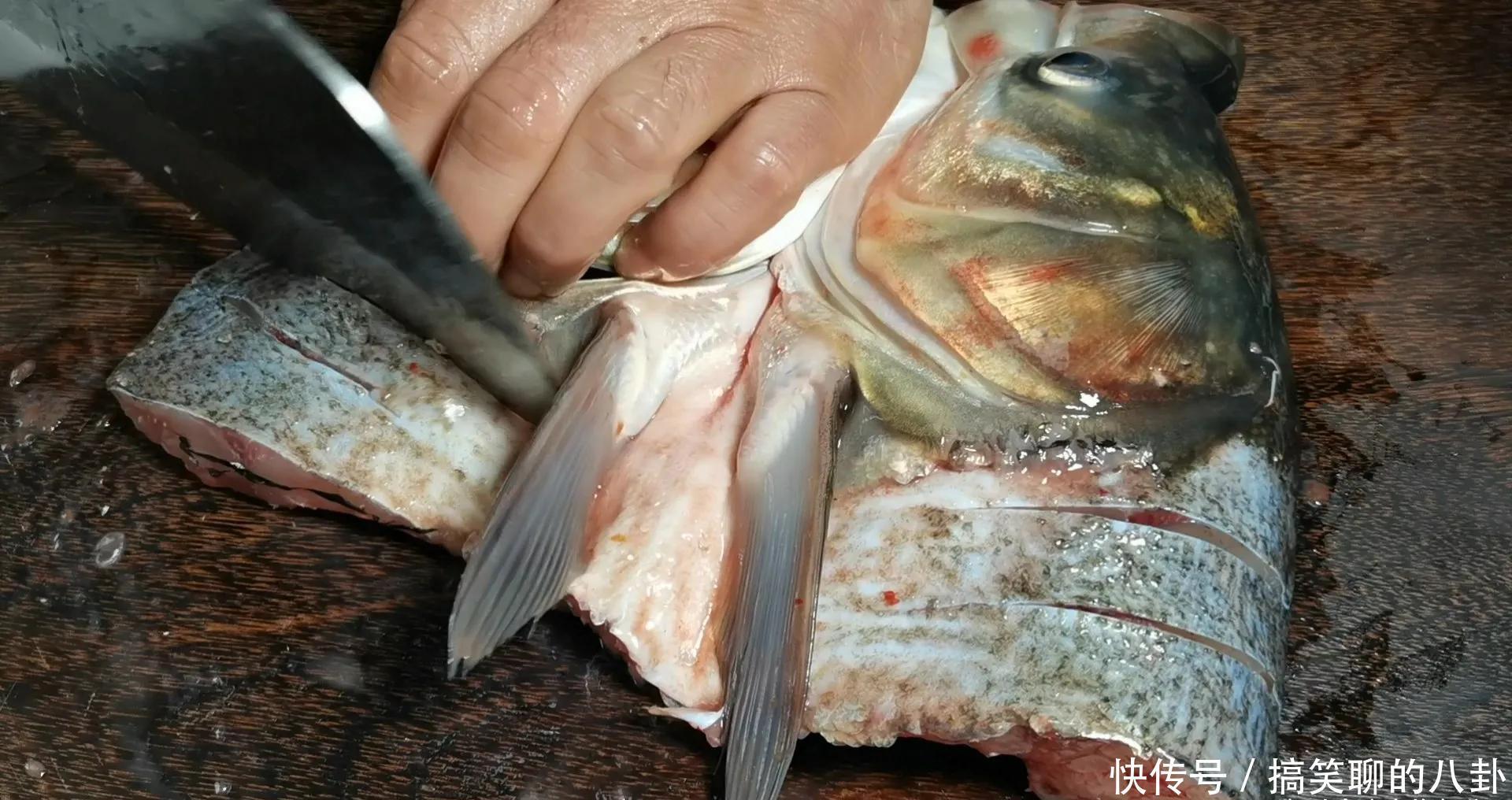 做剁椒鱼头,直接上锅蒸就错了,先做一腌一炒,鱼头鲜香还入味