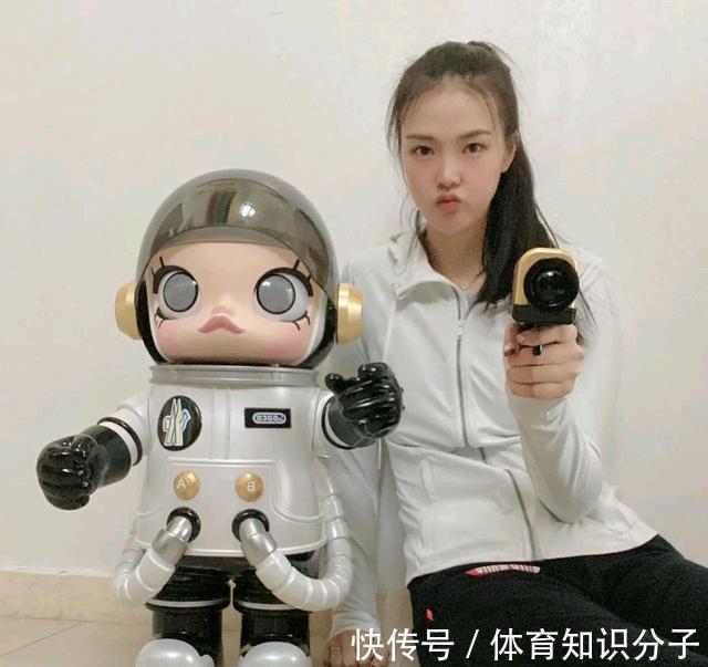 中国女排|张常宁满血归来!女排主攻面色红润气色佳,叉开双腿做出可爱手