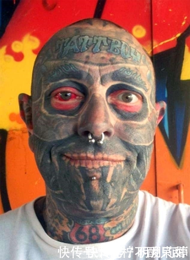 他把纹身刺满全身,连眼珠也没漏掉,现在一出门就吓坏路人