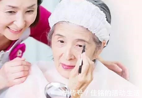 唇部 女人过了50岁,化妆品、护肤品不用买太多,日常有这几样就够了!