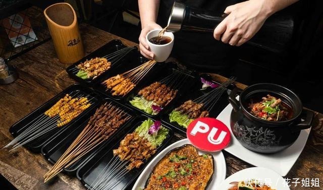 串串|暖暖的羊蝎子煲,还能快乐撸串!