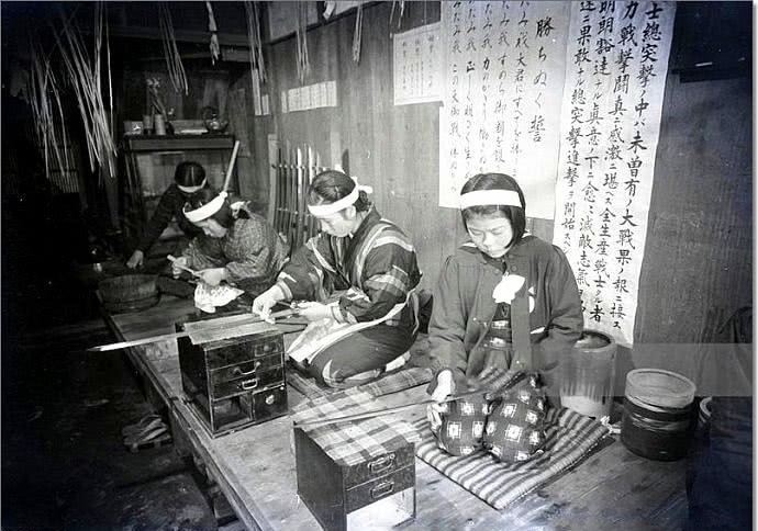 十九路军|镜头下真实的日本鬼子，图3跪地打磨屠刀的女鬼子，图5在故宫接受日军投降