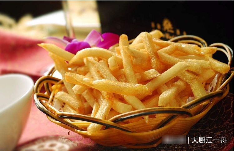 炸薯条的家常做法，3个土豆1碗淀粉，外酥里脆，比肯德基的还好吃