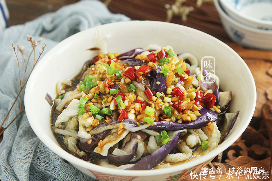 茄子|夏季吃凉拌茄子,茄子直接蒸大错特错,多加一步,茄子不黑还美味