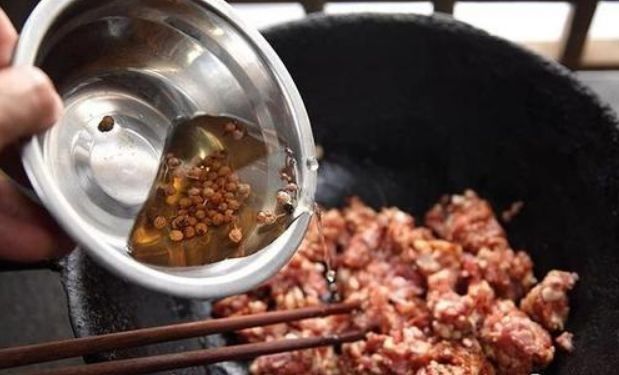 怎么拌饺子馅才好吃?加鸡蛋熟油不是最好方法,这么做才鲜嫩多汁