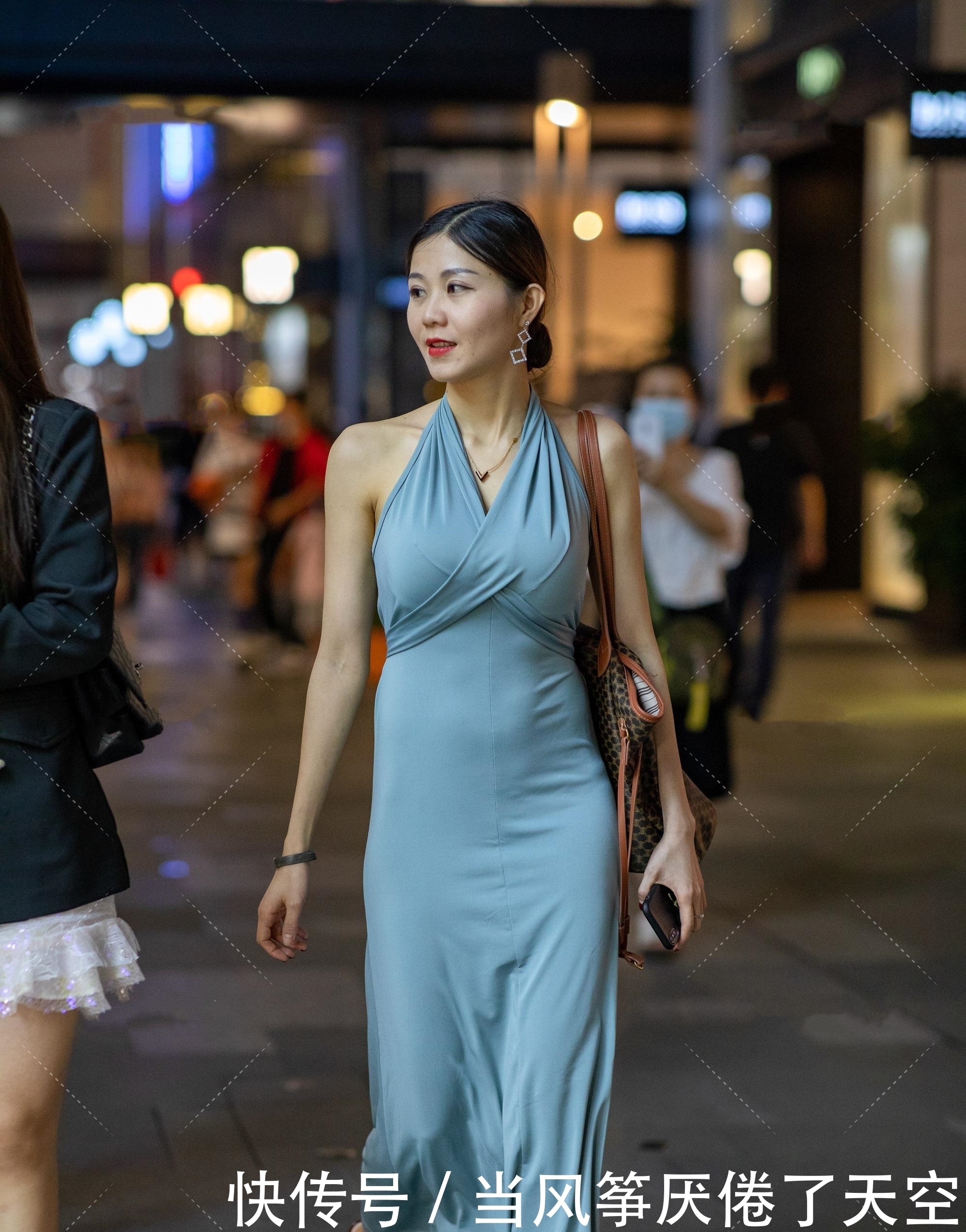 彰显|30+也能彰显清纯风格中含有“轻熟气质”,镶满白珍珠的鞋子高贵气息满满