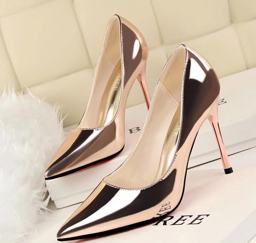 舒适 性感高跟鞋搭配轻薄丝袜, 让你的玉足, 更有气质白皙又迷人