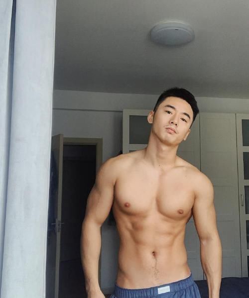 男人|90后帅气小伙,打造出立体胸肌,男人如何练习胸大肌?