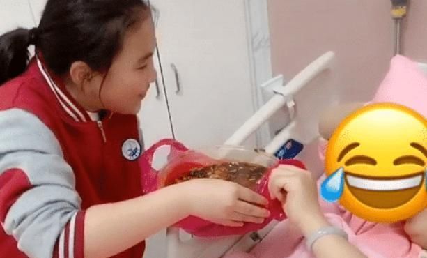 大宝|宝妈生完弟弟,女儿端一盆大龙虾前来诱惑,鉴定完毕,绝对亲生的