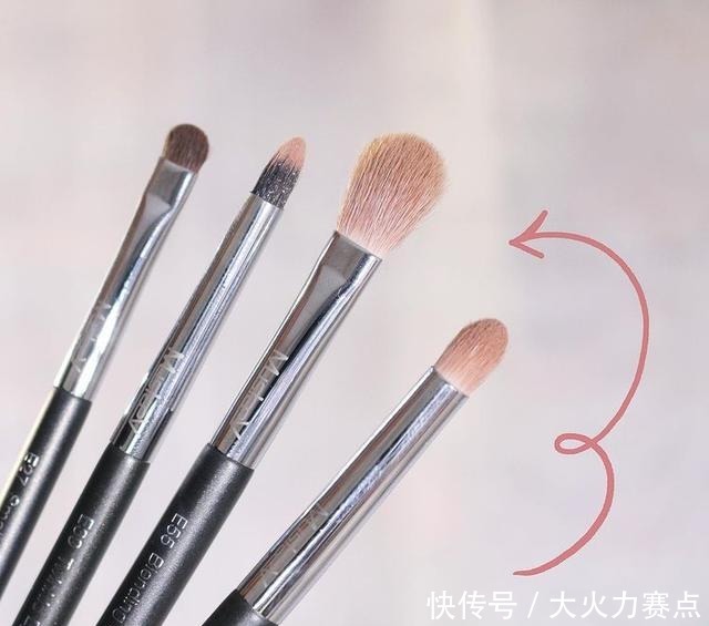 眼妆|新手必学的“日常淡妆”8大实用化妆技巧，底妆卡粉这样上超服帖