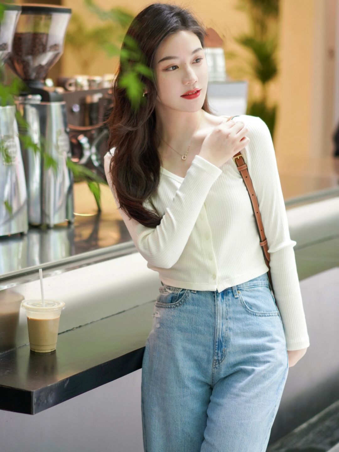 针织开衫 秋冬,怎么穿针织开衫更美?搭配上牛仔裤或者半身裙,温柔又优雅