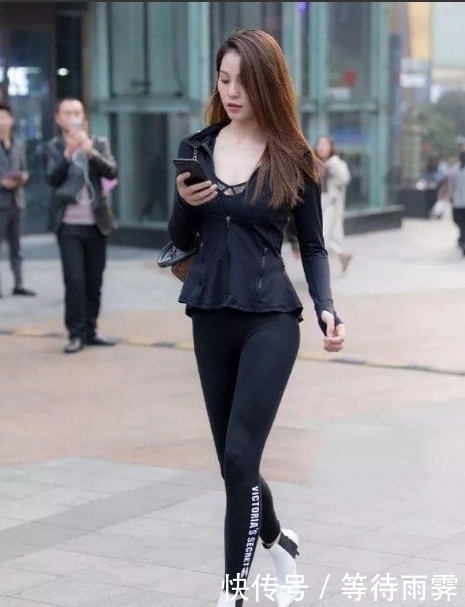 显得|路人街拍,运动鞋和棒球帽的修饰,显得更加青春活力