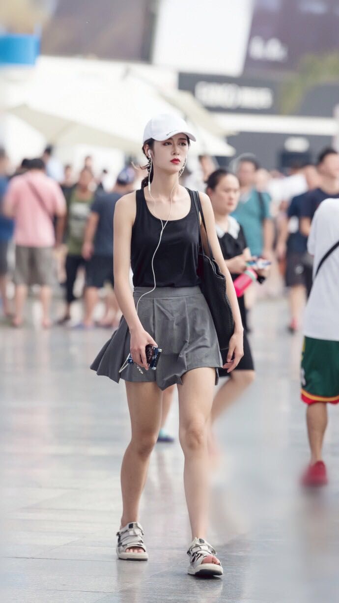 气质|街拍:迷人潮流个性的小姐姐,搭配有致展现的气质很有女人味!