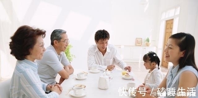 二胎政策|因丈夫基因好,中产家庭34岁宝妈生7个孩子,网友:这是多优秀?