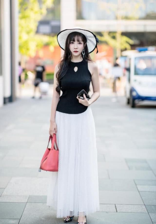 简洁裙装的搭配不失美感优雅，可以轻松穿出魅力时尚风情