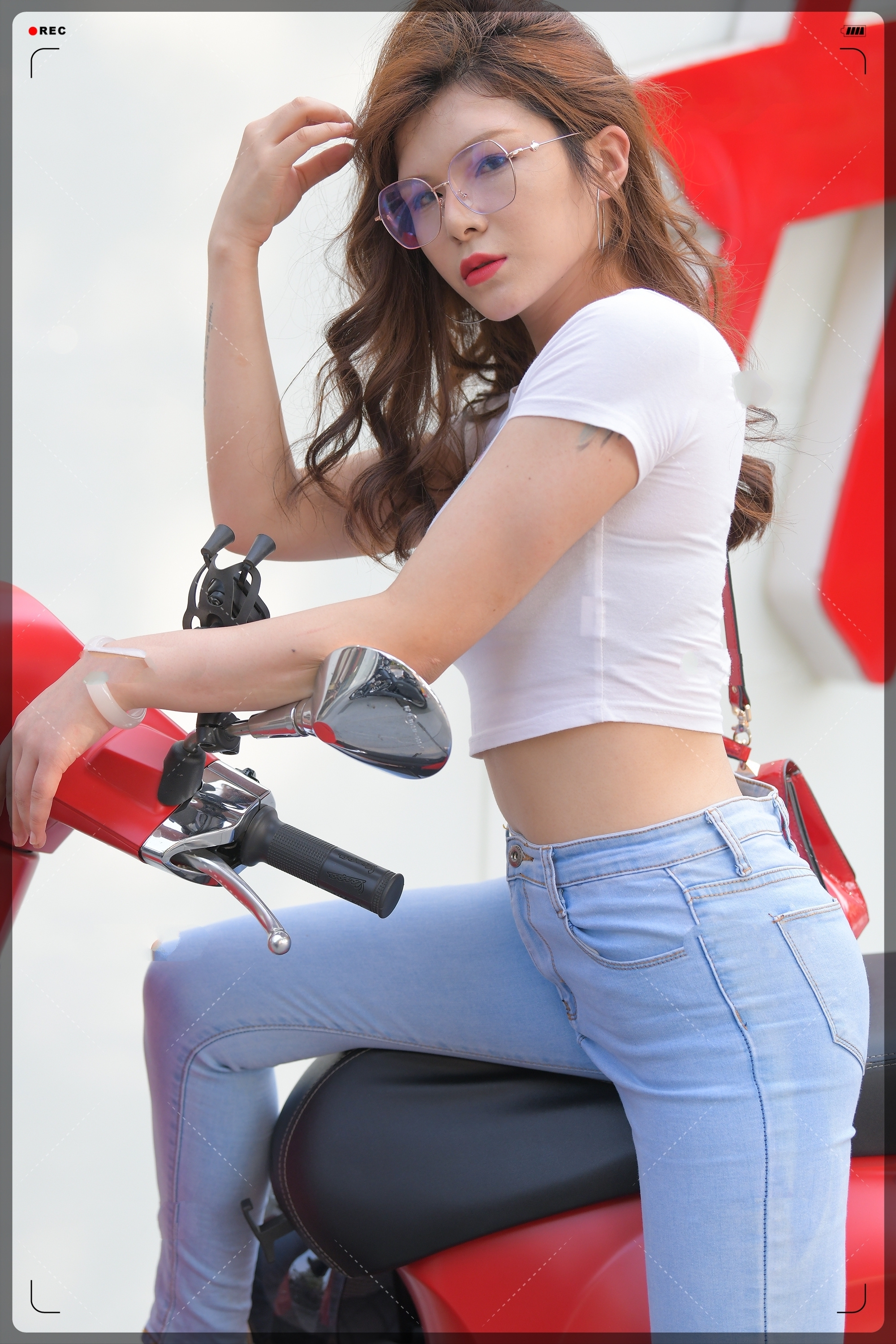 高跟鞋 白色短款T恤搭配高腰牛仔裤,青春养眼,富有活力