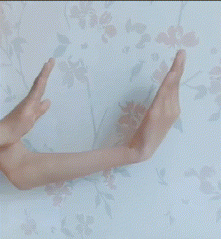 |搞笑GIF:有一个胖胖的女友,跷跷板都是无可奈何