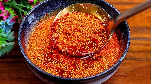 油辣子怎么做才好吃?看看古月的做法,这样做出的油辣子特别香