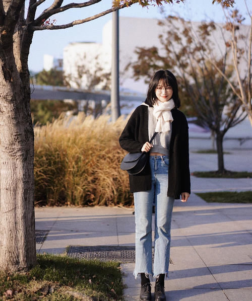 小白鞋不吃香了,今年流行“一脚蹬”,配牛仔裤,不仅时髦还显高