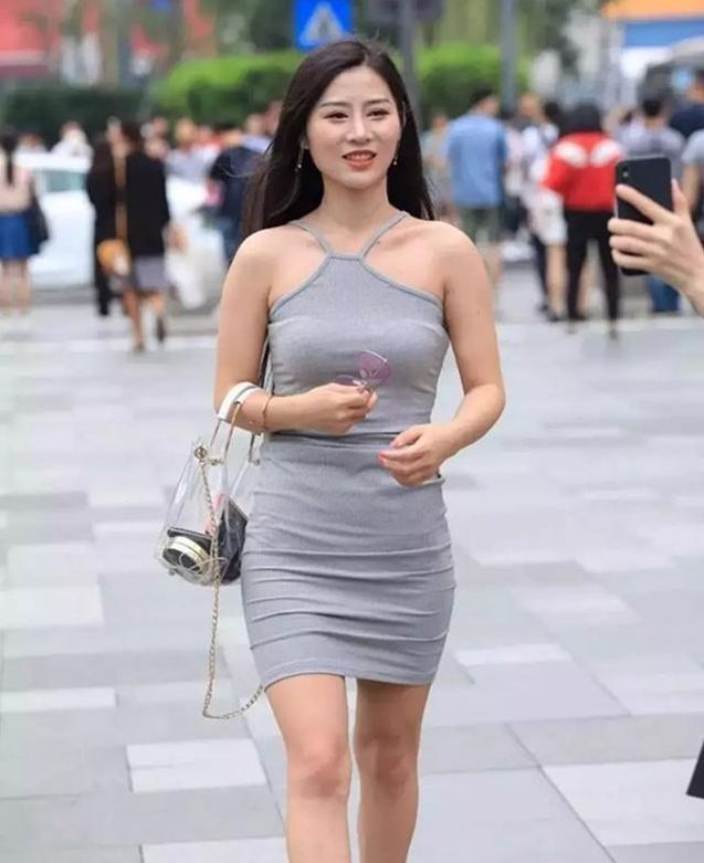 女人味 气质大方的美女,一字肩连衣裙搭配防晒袖,很显休闲时髦范