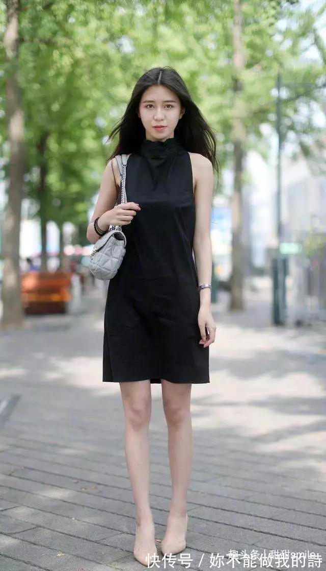 美女 美女脚上搭配上一双尖头的高跟鞋,走在路上双腿显得更加的迷人