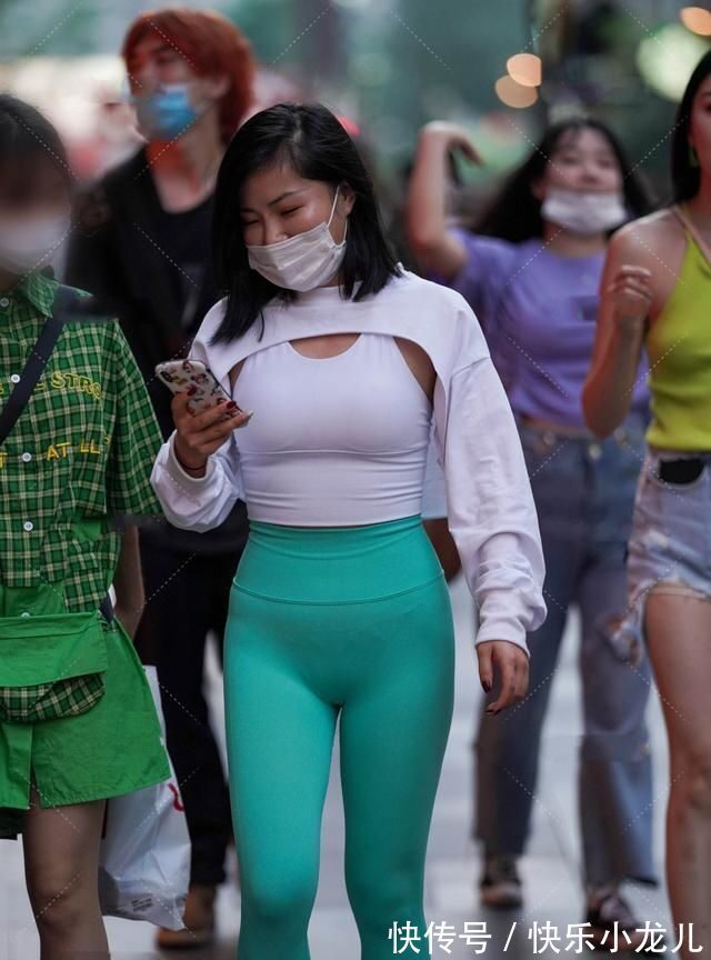 小姐姐 短款运动两件套搭配绿色瑜伽裤,清新自然,小姐姐时尚感爆棚