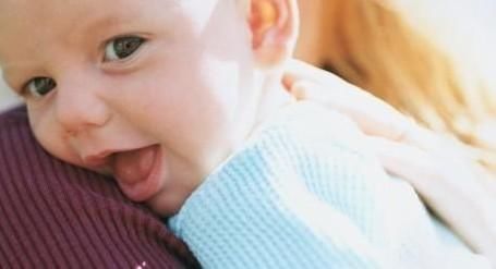 宝宝|还以为剪睫毛可以变长吗？别傻了会毁了女儿的眼睛！